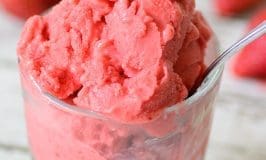 3 Ingredient Strawberry Frozen Yogurt